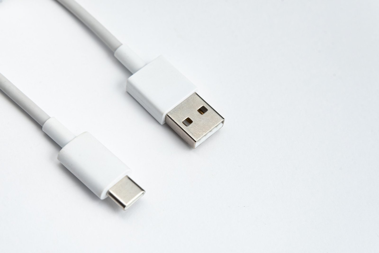 USB cable type C over white isolated background Câble HDMI 1.5M Haute Vitesse 4K Ultra HD – Compatible Smart TV, PS5, Xbox, PC & Vidéoprojecteur